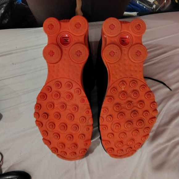 Nike Women's Black and Orange Shox - Picture 6 of 7